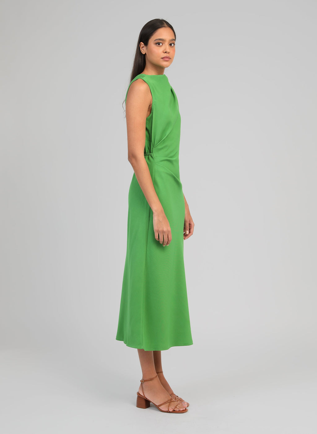 An'ge – Robe Midi Milana Pomme, model in een mouwloze groene jurk, zijaanzicht