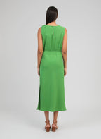 An'ge – Robe Midi Milana Pomme, lange groene jurk gedragen door een model, achteraanzicht