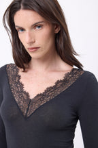 Camiseta de cuello en V con encaje Milo - Negro - Mujer