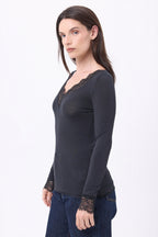Camiseta de cuello en V con encaje Milo - Negro - Mujer