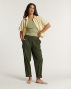 Pantalon femme en popeline kaki léger, coupe droite et confortable avec taille élastique, adapté à toutes les morphologies pour un style décontracté et élégant.