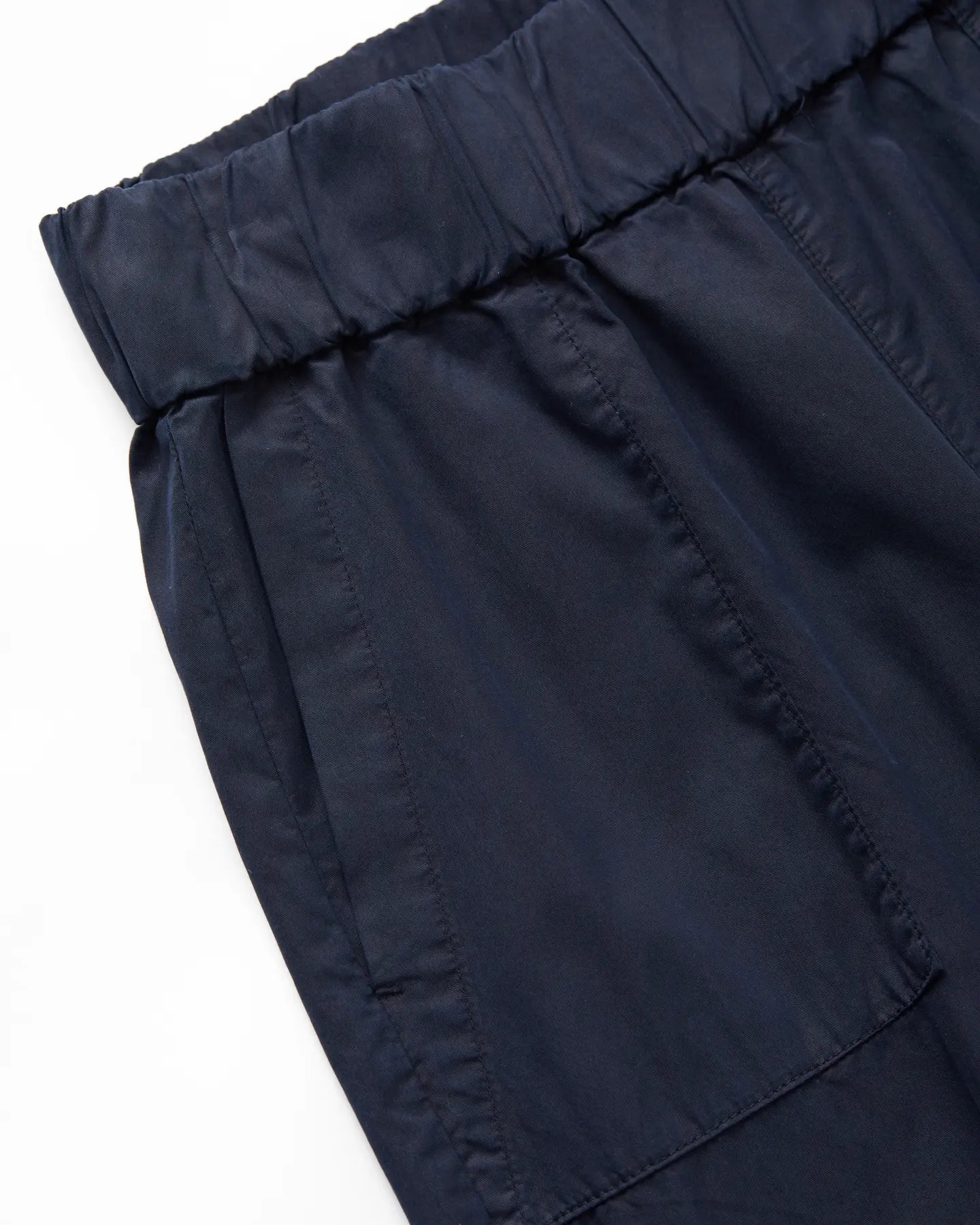 Jean femme en popeline bleu marine, matière légère et douce, coupe droite avec taille élastiquée pour un confort adaptable à toutes les morphologies.
