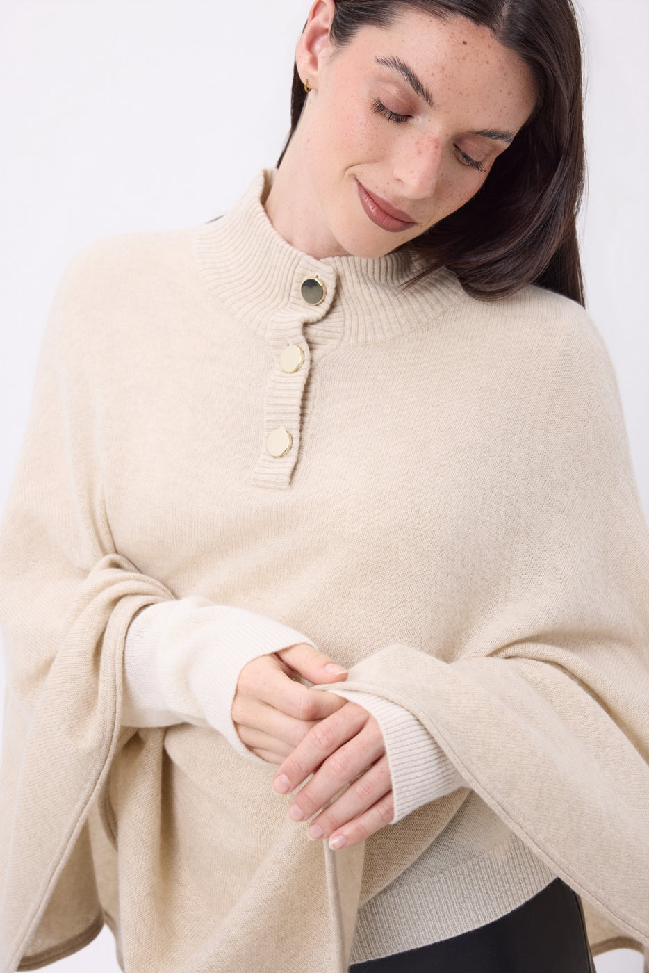Poncho mantella con bottoni dorati Miranda - Beige crema - Donna - Cashmere e lana