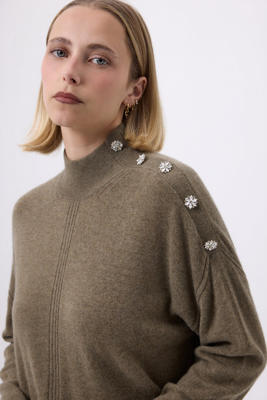 Pullover mit Stehkragen und Schmuckdetails Miranda - Khakigrün - Damen