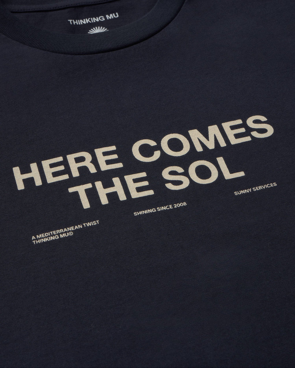 Marinblå klassisk Zach t-shirt med solmotiv hållbar - silhuett 1