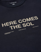 Marinblå klassisk Zach t-shirt med solmotiv hållbar - silhuett 1