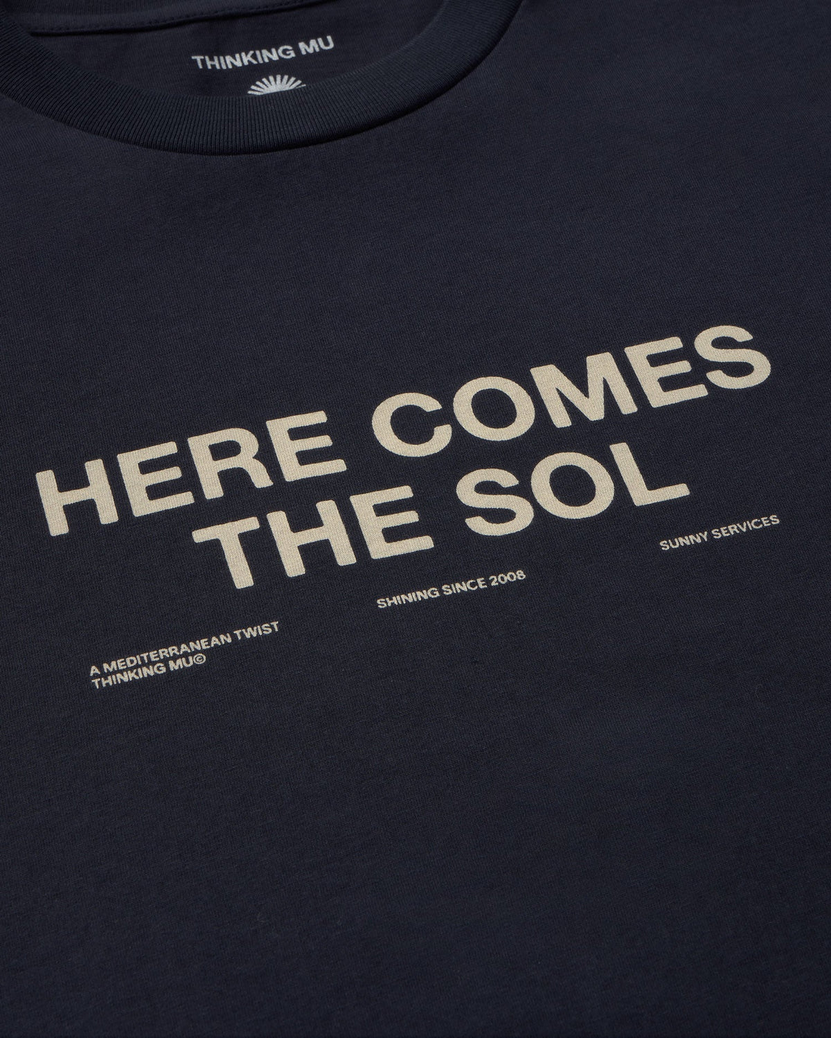 Marinblå klassisk Zach t-shirt med solmotiv hållbar - silhuett 1