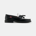 mocasines con borlas en blanco y negro