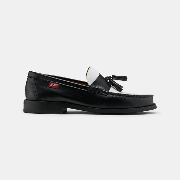 mocasines con borlas en blanco y negro