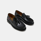 mocasín con borlas negro de piel de aceituna vegana