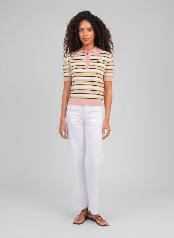 An'ge – Pantalon Pitress wit, vrouwelijk model draagt een roze-wit gestreepte polo, witte broek
