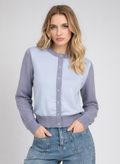 An'ge – Gilet Namizia Ciel, mannequin portant un cardigan bicolore bleu clair et gris, vue de face