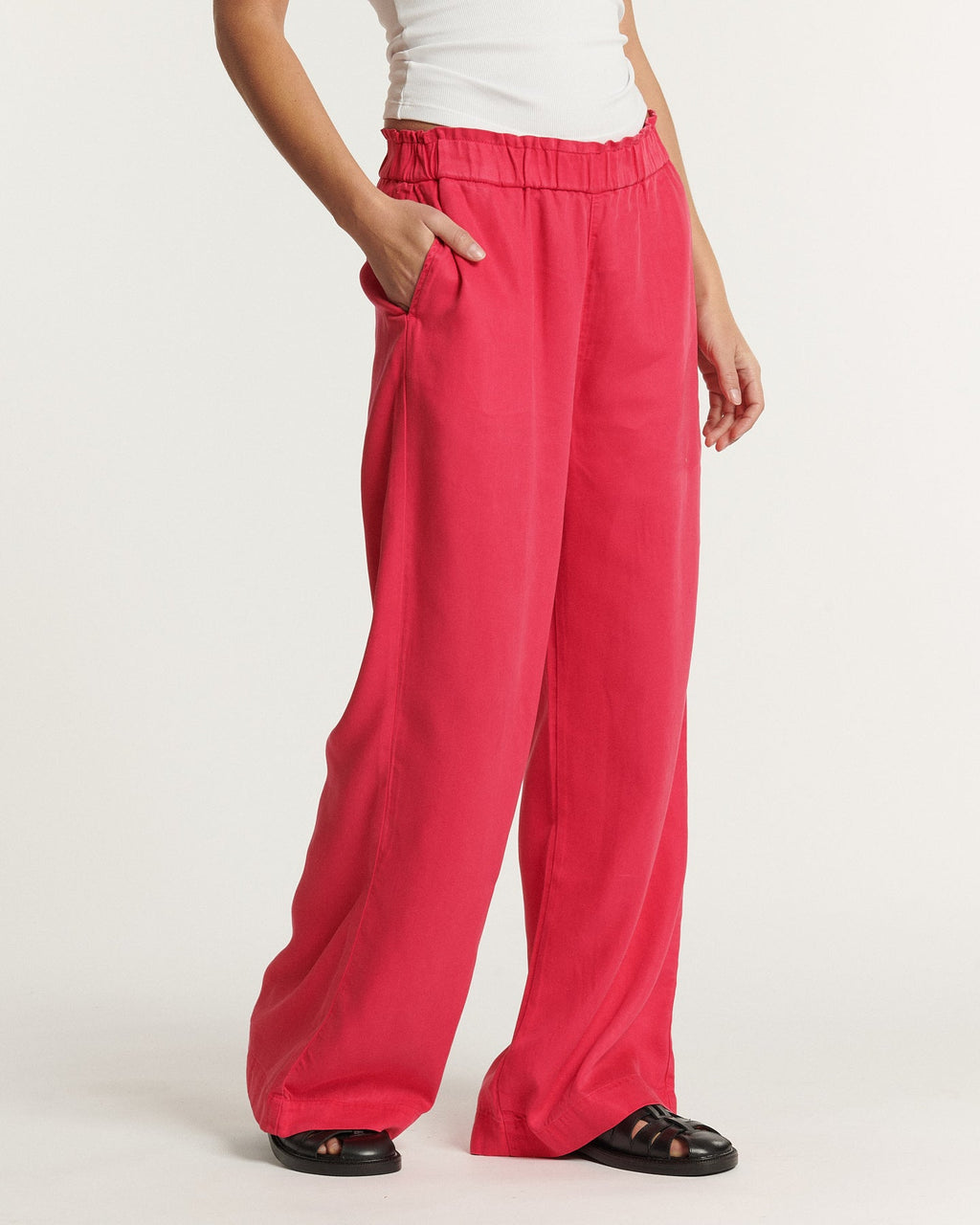 Flowing pants in cherry red tencel cotton fabric with elastic waist, wide and relaxed cut, ideal for a feminine and comfortable silhouette.
