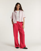 Feminine jeans in cherry-colored tencel, wide and fluid cut, soft and light material, ideal for elegant summer comfort.