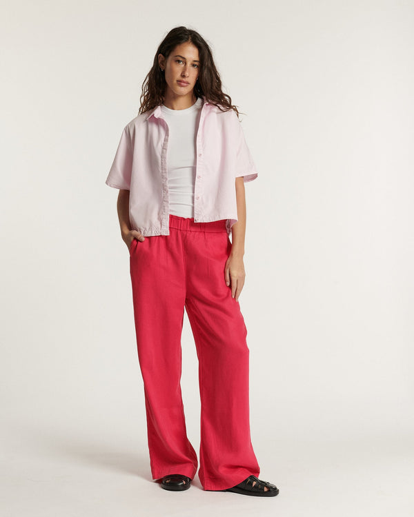 Feminine jeans in cherry-colored tencel, wide and fluid cut, soft and light material, ideal for elegant summer comfort.