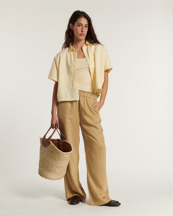 Pantalón fluido en tejido tencel color praliné, corte amplio y relajado con cintura elástica, perfecto para un estilo de mujer cómodo y elegante.
