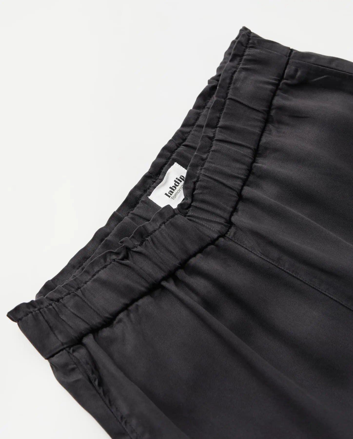 Jean pour femme en tissu Tencel marron foncé, coupe droite avec taille élastiquée, offrant un confort léger et un effet fluide, adapté à toutes les morphologies.