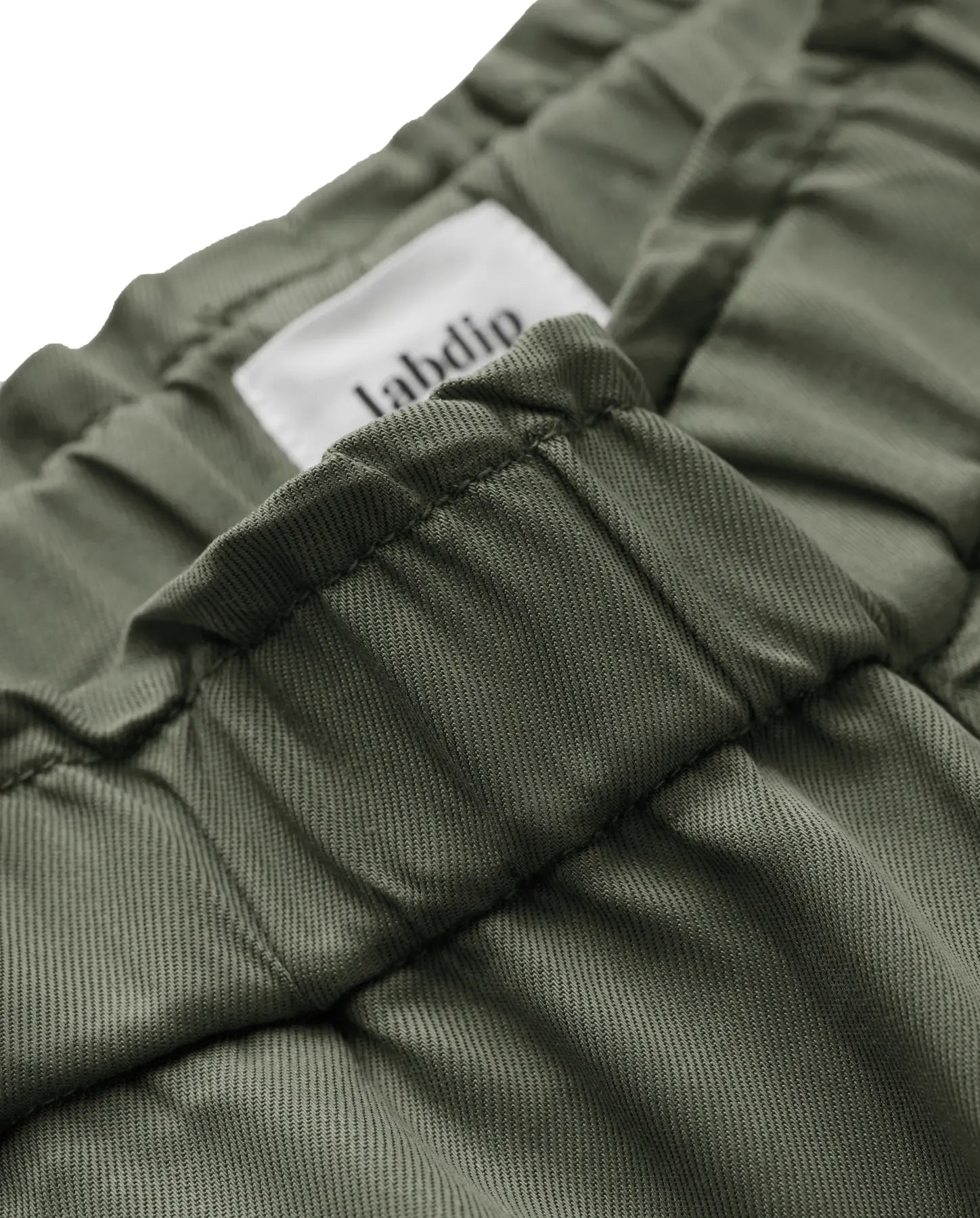 Détail d’un pantalon en tissu tencel kaki avec une taille élastiquée et une coupe confortable, idéal pour un jean femme alliant douceur et style décontracté.