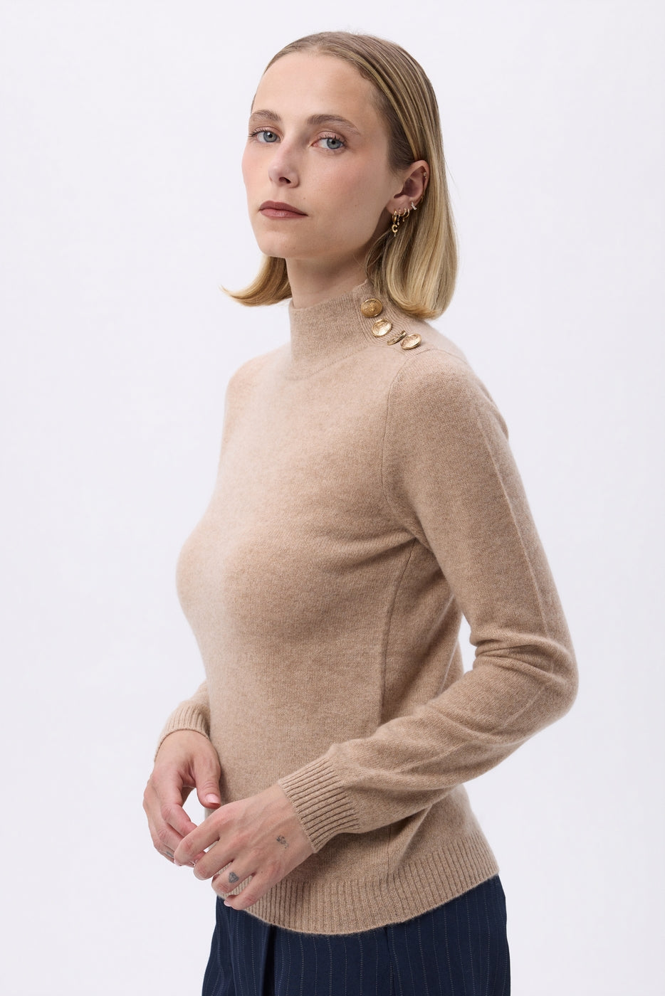 Maglione a collo alto con bottoni dorati Nara - Beige crema - Donna