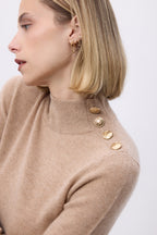Maglione a collo alto con bottoni dorati Nara - Beige crema - Donna