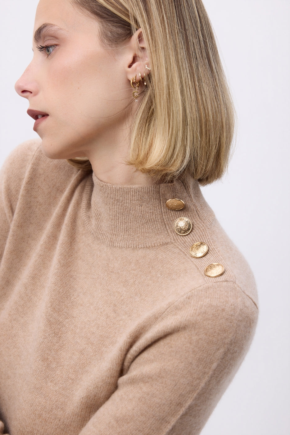 Maglione a collo alto con bottoni dorati Nara - Beige crema - Donna