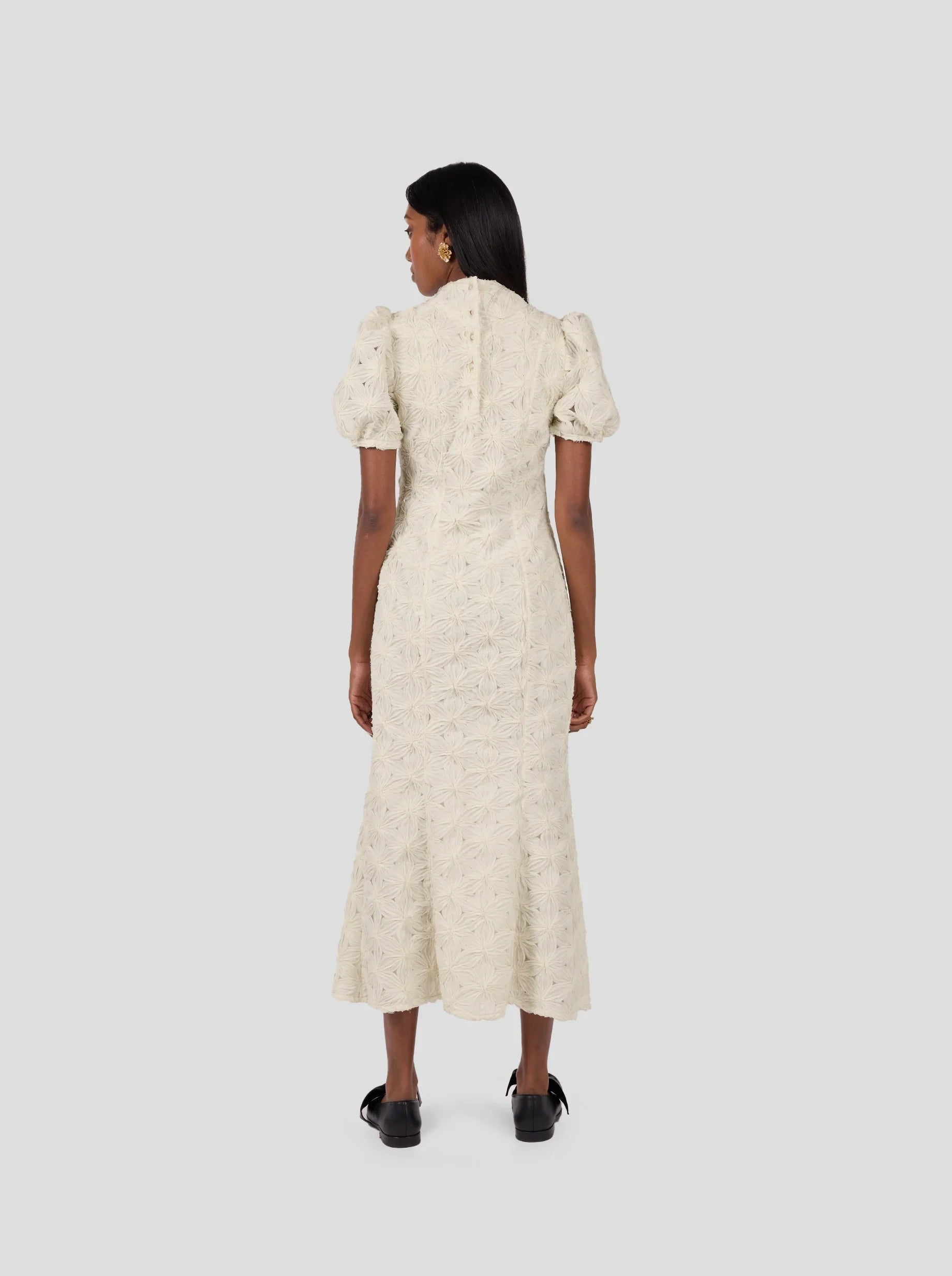 Vestido Nas en encaje esmaltado fragmentado