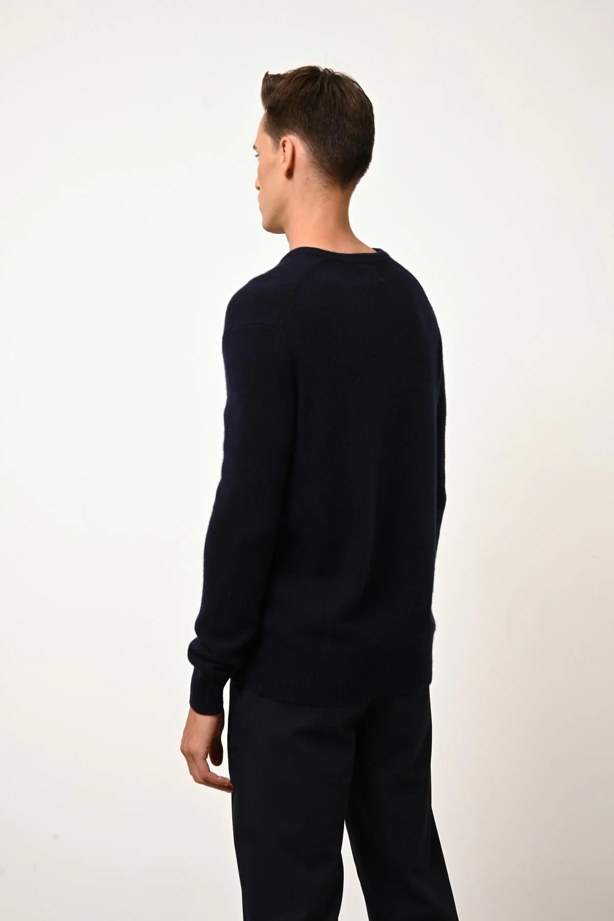 Sweter w serek 4-nitkowy – Nathan – Granatowy