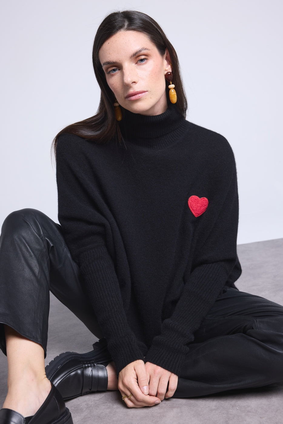 Jersey Cuello Alto Corazón Poncho Naya - Negro y Corazón Rojo - Mujer