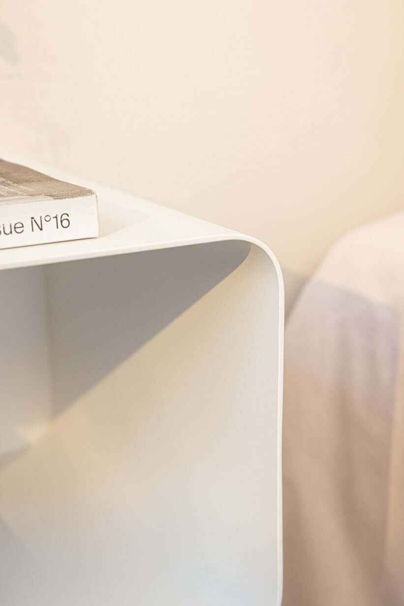 Hängender Nachttisch NELIO mit minimalistischer Form und modernem Design, ideal für kleine Räume.