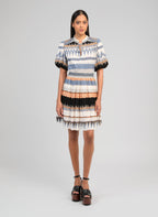An'ge – Robe Courte Oclaudia Tamira Ciel, robe courte à motifs colorés portée par un mannequin de face
