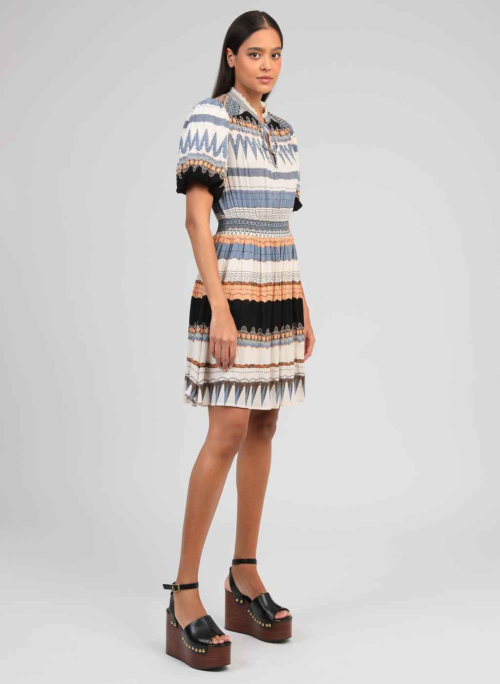 An'ge – Robe Courte Oclaudia Tamira Ciel, mannequin portant une robe courte à motifs colorés, vue de profil