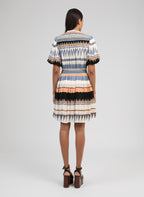 An'ge – Robe Courte Oclaudia Tamira Ciel, robe courte à motifs géométriques colorés portée de dos par un mannequin