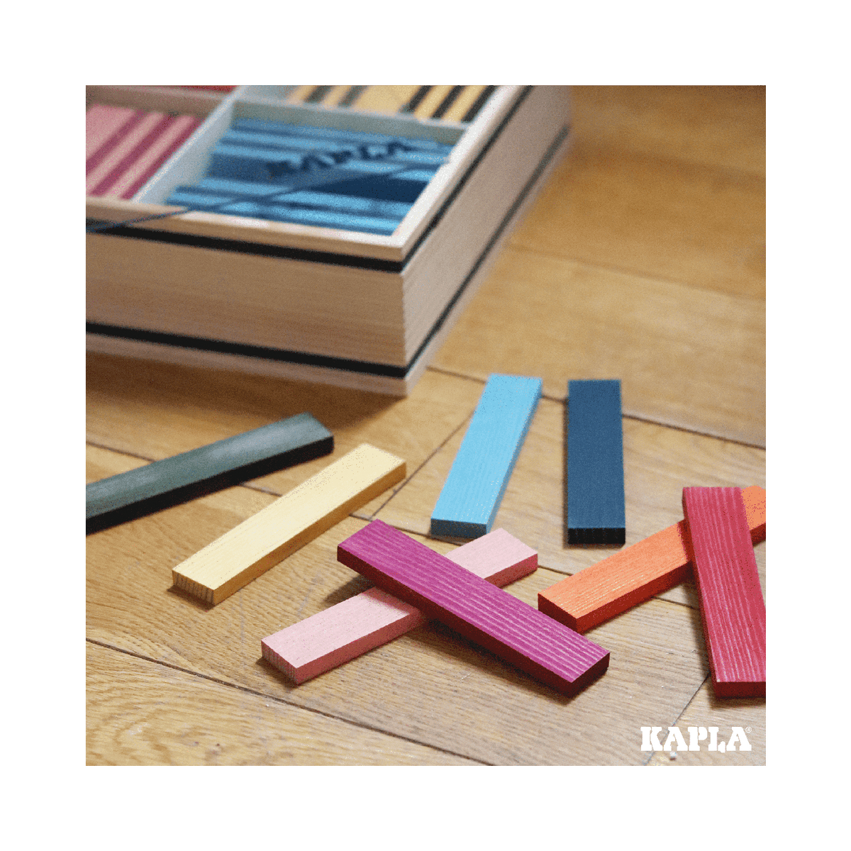 KAPLA - Coffret Octocolor - Rouge, Orange, Jaune, Vert, Bleu Clair, Bleu Foncé, Rose, Violet