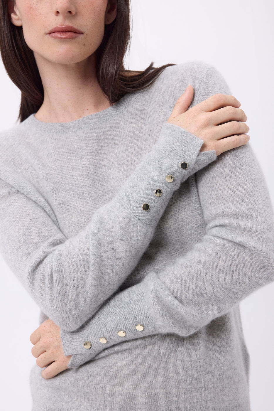 Sweter Z Okrągłym Dekoltem, Złotymi Guzikami I Bufiastymi Rękawami Od – Jasnoszary – Kobieta – 100% Kaszmir