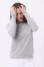 Sweter Z Okrągłym Dekoltem, Złotymi Guzikami I Bufiastymi Rękawami Od – Jasnoszary – Kobieta – 100% Kaszmir