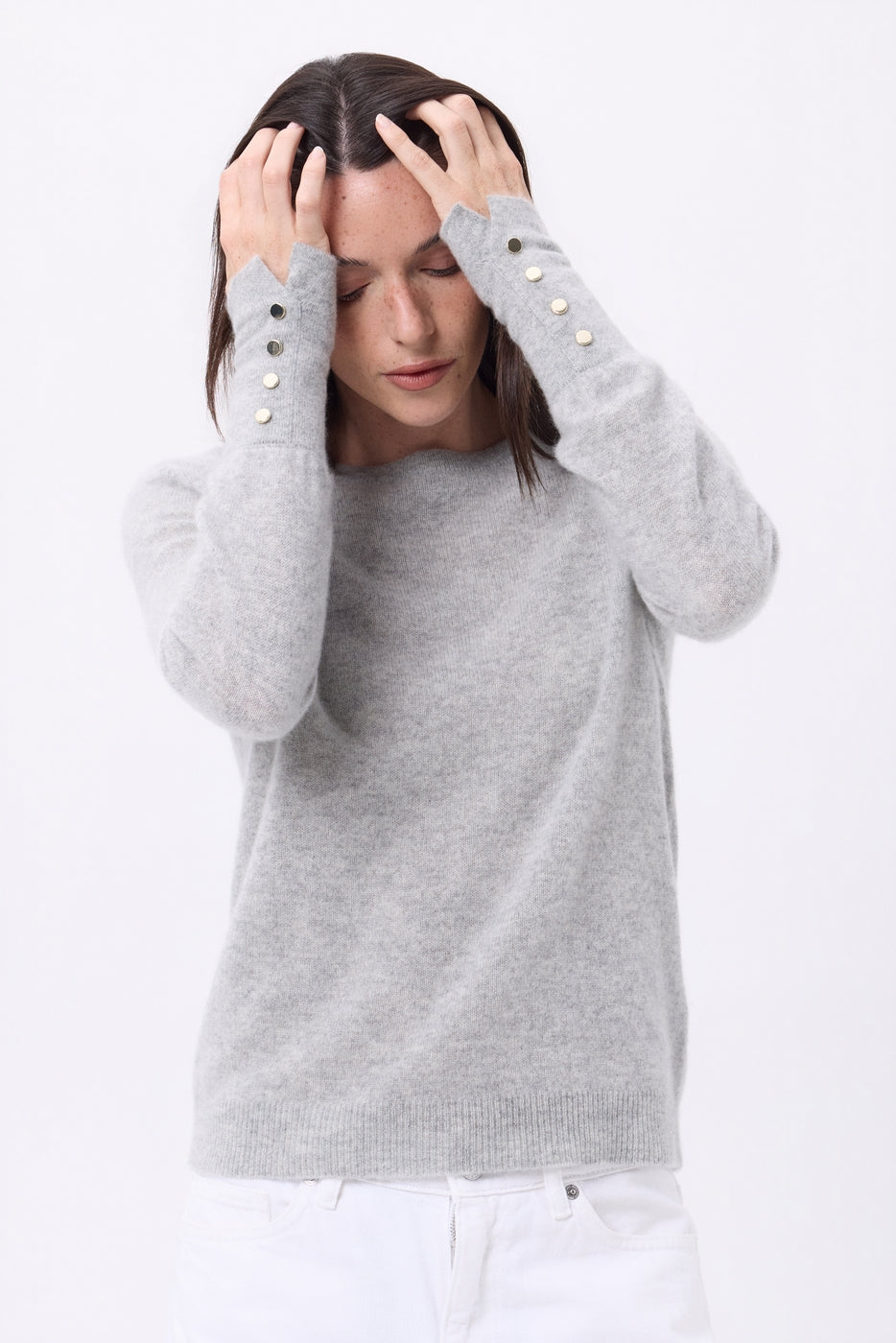 Sweter Z Okrągłym Dekoltem, Złotymi Guzikami I Bufiastymi Rękawami Od – Jasnoszary – Kobieta – 100% Kaszmir