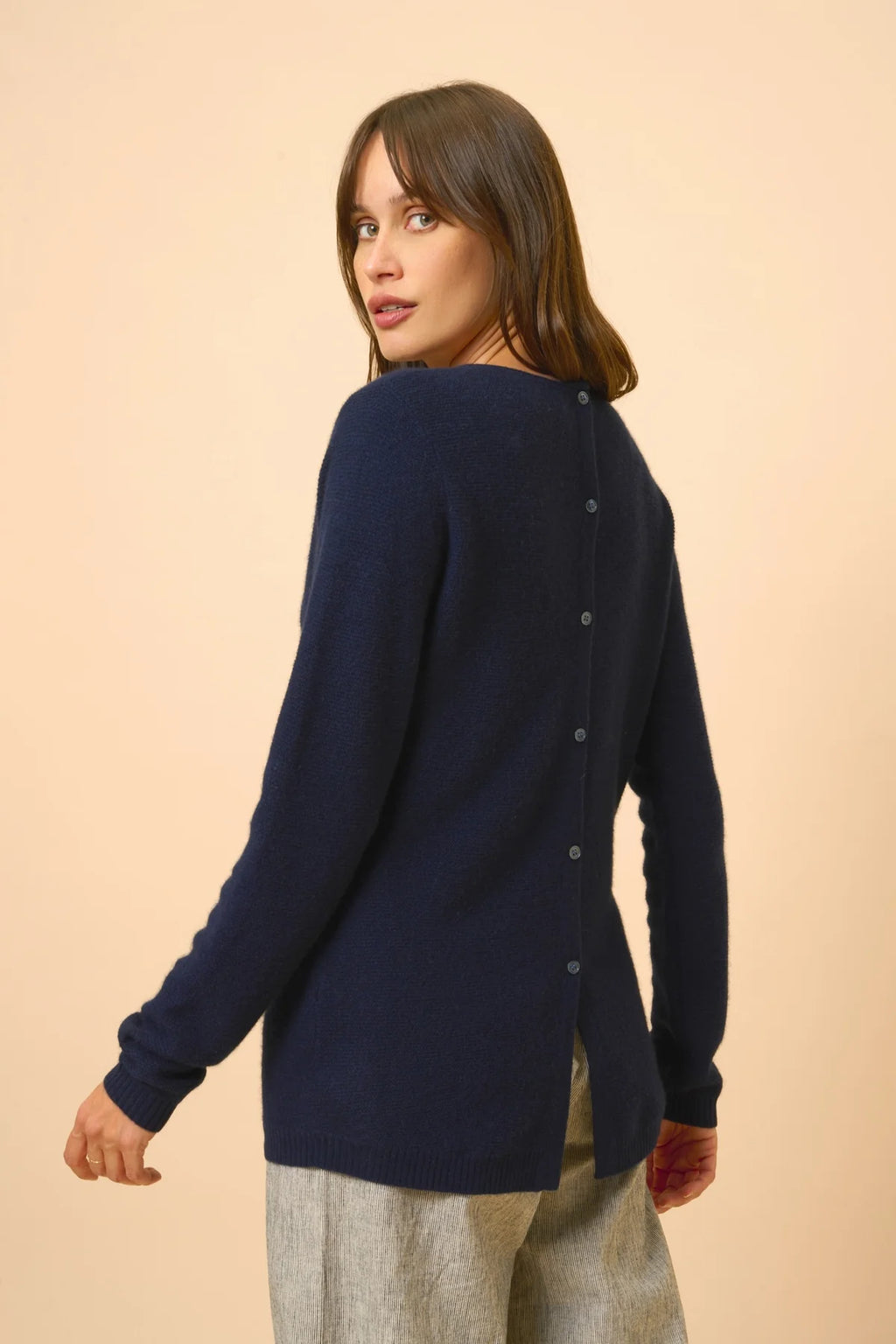 Sweter z okrągłym dekoltem i guzikami na plecach – Olena – Navy