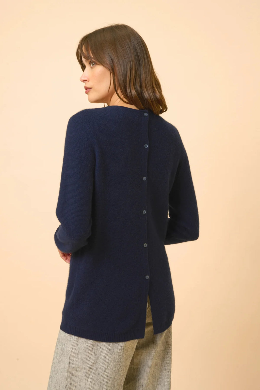 Sweter z okrągłym dekoltem i guzikami na plecach – Olena – Navy
