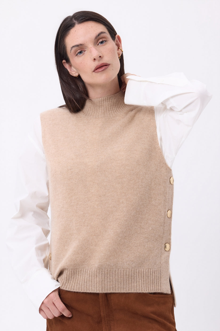 Maglione a collo alto senza maniche con bottoni dorati Orta - Beige crema - Donna - 100% cashmere