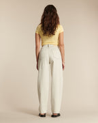 Jean femme en denim 100 % coton non teinté couleur granit clair, coupe barrel ample et confortable adaptée à toutes les morphologies.