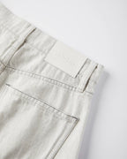 Jean en denim 100 % coton non teint, couleur granit clair, coupe droite avec poche arrière, adapté à toutes les morphologies féminines.