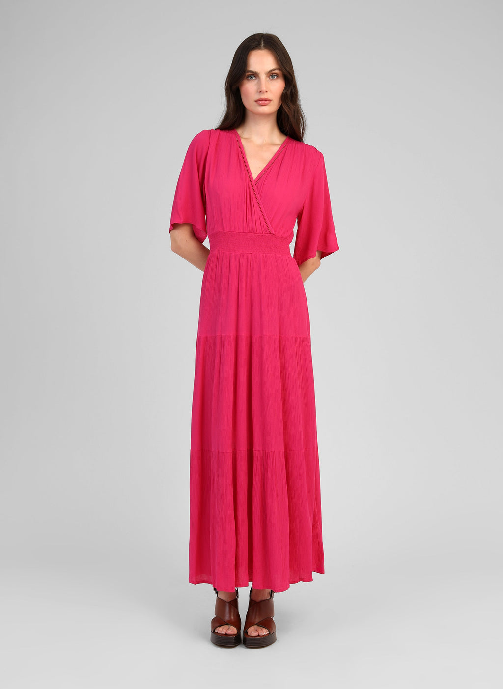 An'ge – Langes Kleid Osunchala Fuchsia, langes fuchsiafarbenes Kleid an einem Model, Vorderansicht