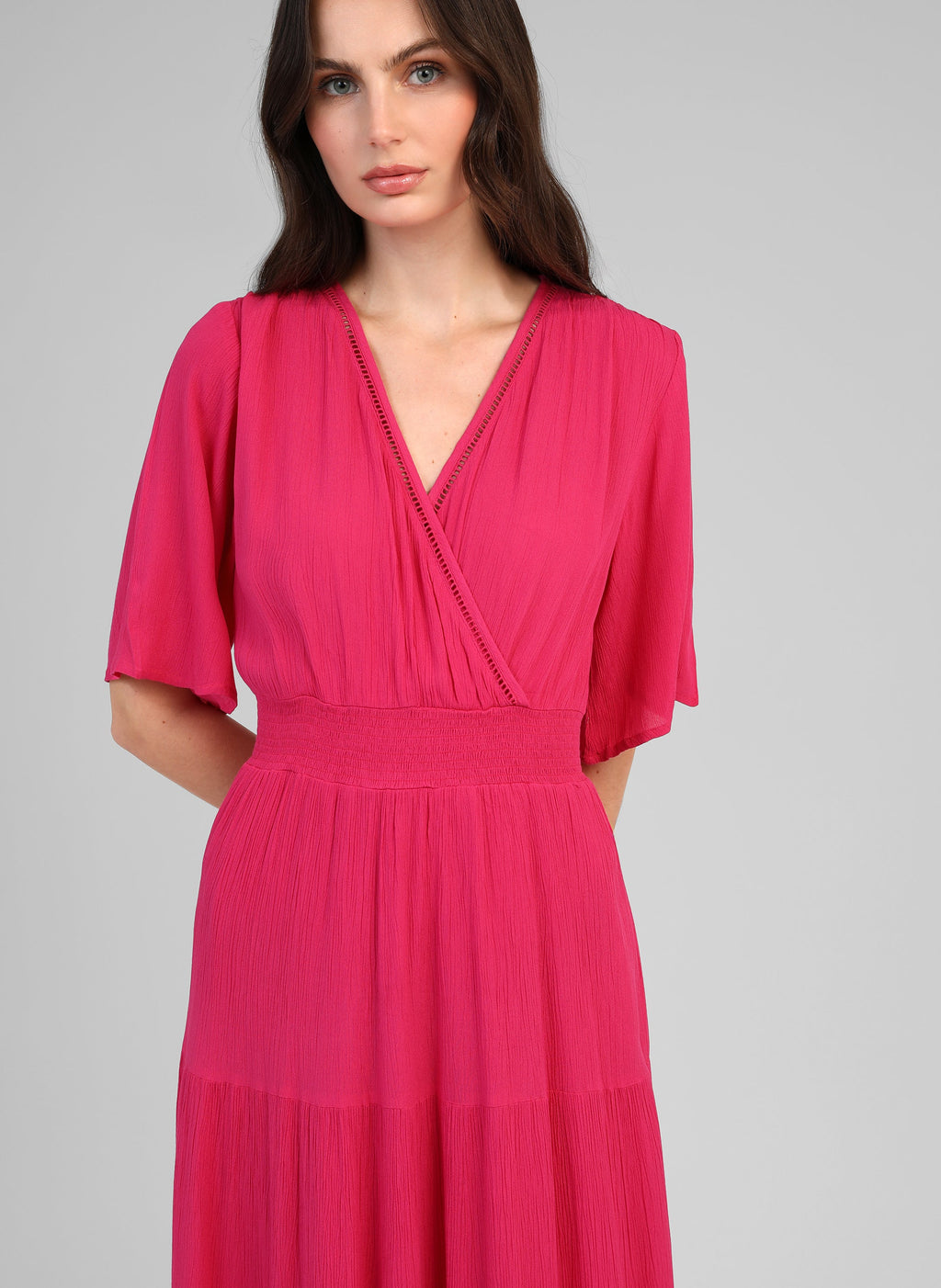 An'ge – Langes Kleid Osunchala Fuchsia, Model im langen fuchsiafarbenen Kleid aus Seidenchiffon