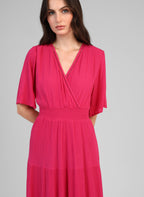 An'ge – Langes Kleid Osunchala Fuchsia, Model im langen fuchsiafarbenen Kleid aus Seidenchiffon