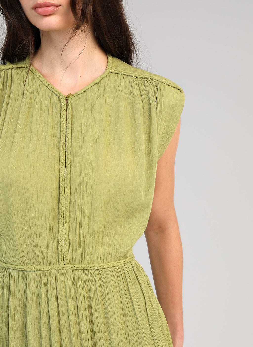An'ge – Maxikleid Owestina Tilleul, langes grünes Kleid aus Crêpe, Flechtdetail auf der Vorderseite