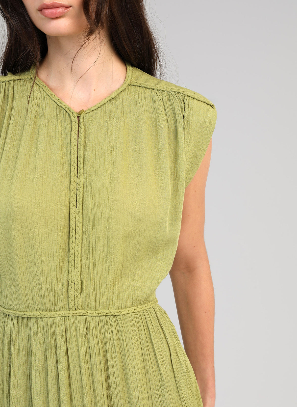 An'ge – Maxikleid Owestina Tilleul, langes grünes Kleid aus Crêpe, Flechtdetail auf der Vorderseite
