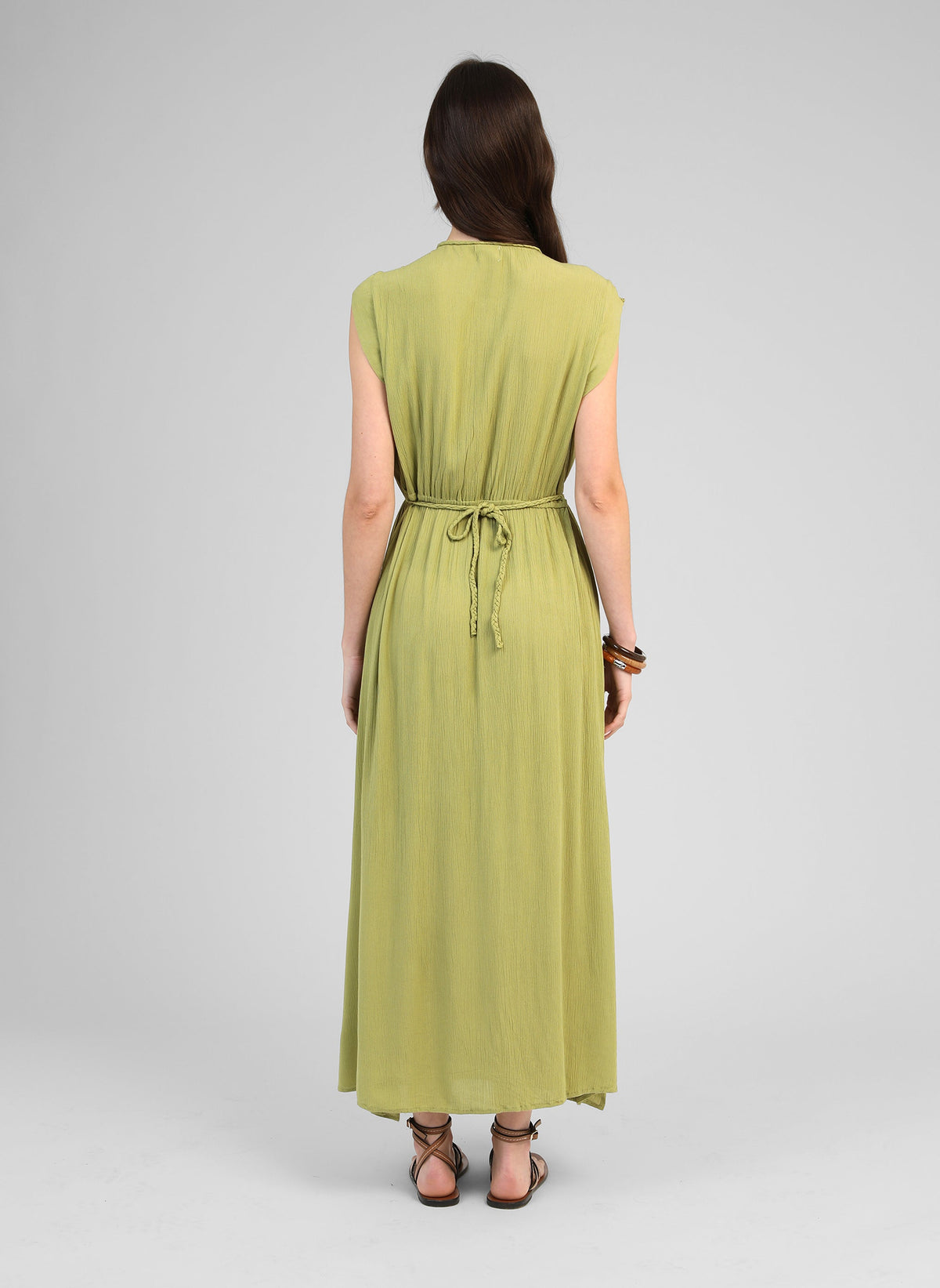 An'ge – Maxikleid Owestina Tilleul, langes anisgrünes Kleid, von einem Model getragen, Rückansicht