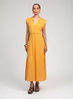 An'ge – Robe Longue Owestina Soleil, abito lungo giallo senape indossato da una modella, vista frontale
