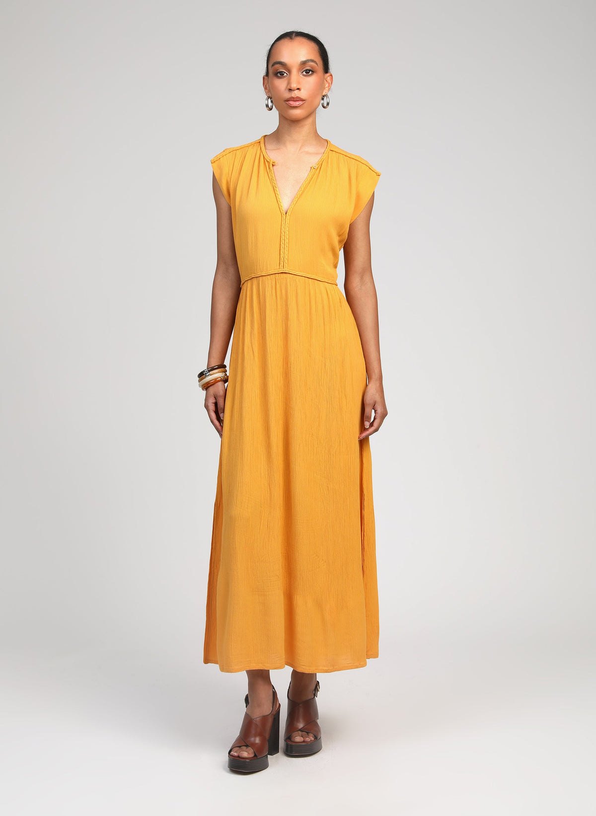 An'ge – Robe Longue Owestina Soleil, abito lungo giallo senape indossato da una modella, vista frontale