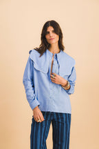 Camisa con cuello azul cielo